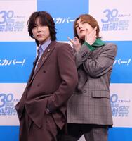 取材を待つ間、ノリノリでポーズをきめるＲＯＩＲＯＭの本多大夢（左）と浜川路己（撮影・金田祐二）