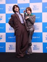 取材を待つ間、ノリノリでポーズをきめるＲＯＩＲＯＭの本多大夢（左）と浜川路己（撮影・金田祐二）