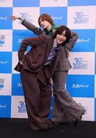 取材を待つ間、ノリノリでポーズをきめるＲＯＩＲＯＭの本多大夢（手前）と浜川路己（撮影・金田祐二）