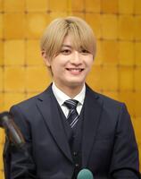 笑顔を見せる本高克樹（撮影・吉澤敬太）