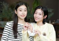 仲良くＷ主演を務める川島鈴遥（右）と倉沢杏菜（撮影・金田祐二）