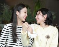 見つめ合って笑顔の川島鈴遥（右）と倉沢杏菜（撮影・金田祐二）
