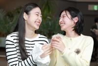 見つめ合って笑顔の川島鈴遥（右）と倉沢杏菜（撮影・金田祐二）