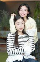 仲良くＷ主演を務める川島鈴遥（上）と倉沢杏菜（撮影・金田祐二）