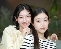 仲良くＷ主演を務める川島鈴遥（左）と倉沢杏菜（撮影・金田祐二）