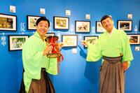 「すゑひろがりずの東海道五十三次　写し絵展」のオープニングセレモニーに登場したすゑひろがりずの南條庄助（左）、三島達矢