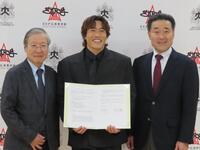 高大連携協定を結んだ（左から）東京女子体育大学・樋口修資理事長、ＧＥＮＥＲＡＴＩＯＮＳ・中務裕太、東京女子体育大学・若山章信学長