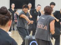 東京女子体育大学のダンス部、新体操部の生徒らにワークショップを行うＧＥＮＥＲＡＴＩＯＮＳ・中務裕太