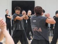 東京女子体育大学のダンス部、新体操部の生徒らにワークショップを行うＧＥＮＥＲＡＴＩＯＮＳ・中務裕太