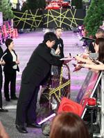 ゴジラロードで行われたプレミアイベントでファンのサインに応じる小栗旬