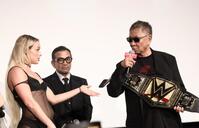 リヴ・モーガンが三池監督へＷＷＥのチャンピオンベルトをサプライズでプレゼント