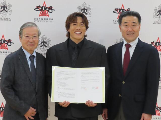 高大連携協定を結んだ（左から）東京女子体育大学・樋口修資理事長、ＧＥＮＥＲＡＴＩＯＮＳ・中務裕太、東京女子体育大学・若山章信学長