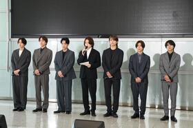 厳しい表情で会見するｔｉｍｅｌｅｓｚの橋本将生、寺西拓人、原嘉孝、菊池風磨、篠塚大輝、松島聡、佐藤勝利（撮影・金田祐二）