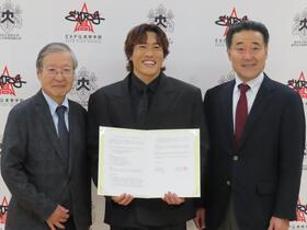 高大連携協定を結んだ（左から）東京女子体育大学・樋口修資理事長、ＧＥＮＥＲＡＴＩＯＮＳ・中務裕太、東京女子体育大学・若山章信学長