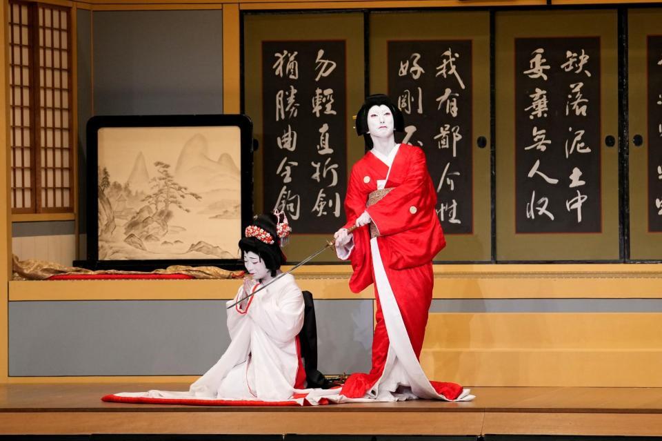 「仮名手本忠臣蔵　九段目」の小浪（中村鶴松：左）、戸無瀬（中村七之助）©松竹