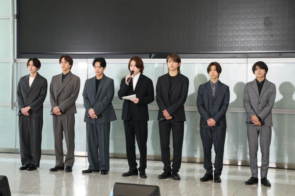 厳しい表情で会見するｔｉｍｅｌｅｓｚの橋本将生、寺西拓人、原嘉孝、菊池風磨、篠塚大輝、松島聡、佐藤勝利（撮影・金田祐二）