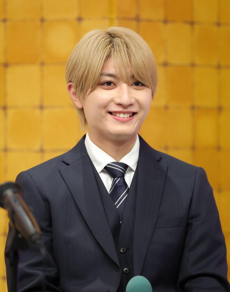 笑顔を見せる本高克樹（撮影・吉澤敬太）