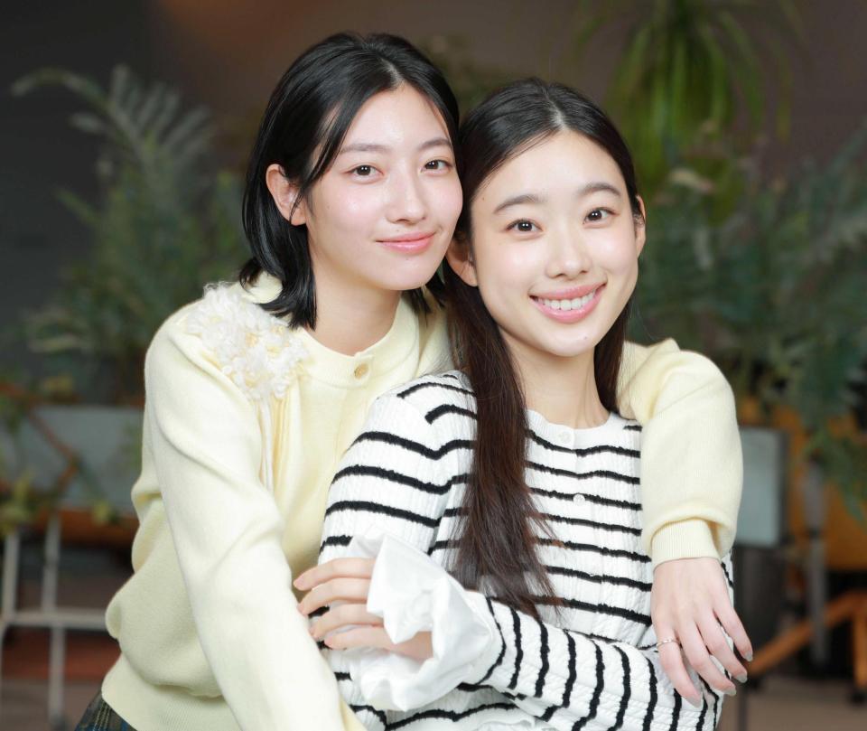 仲良くＷ主演を務める川島鈴遥（左）と倉沢杏菜（撮影・金田祐二）