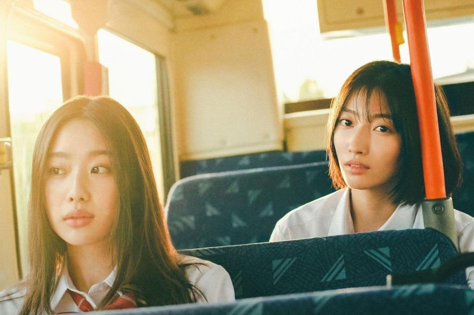 倉沢杏菜（左）と川島鈴遥©２０２６『いえないふたり』製作委員会