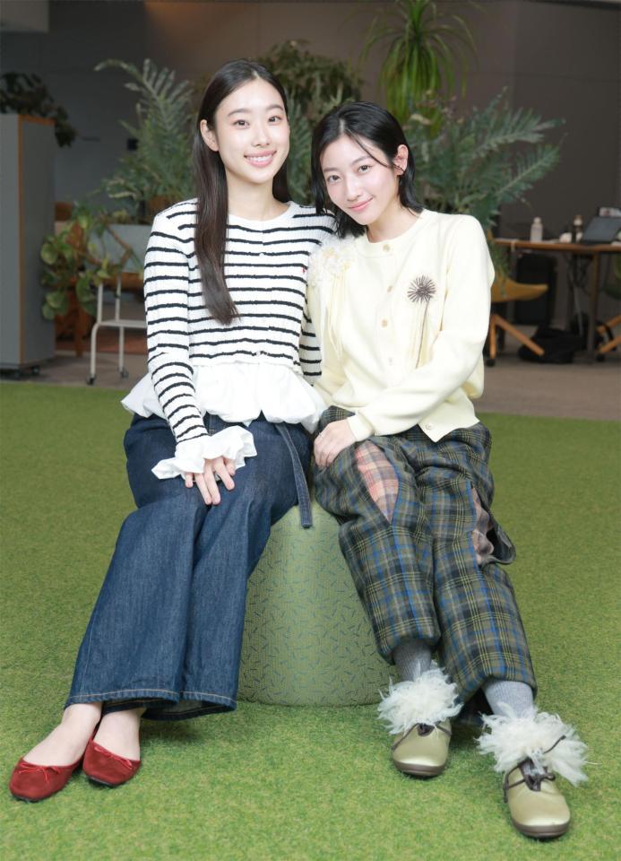 Ｗ主演を務める川島鈴遥（右）と倉沢杏菜（撮影・金田祐二）