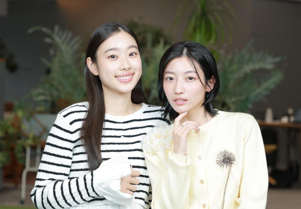 Ｗ主演を務める川島鈴遥（右）と倉沢杏菜（撮影・金田祐二）