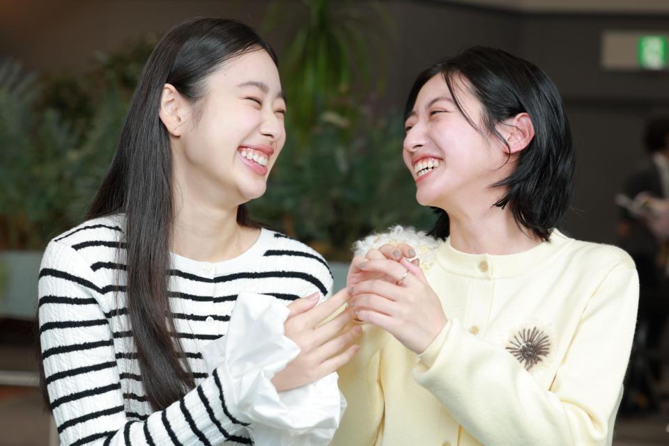見つめ合って笑顔の川島鈴遥（右）と倉沢杏菜（撮影・金田祐二）