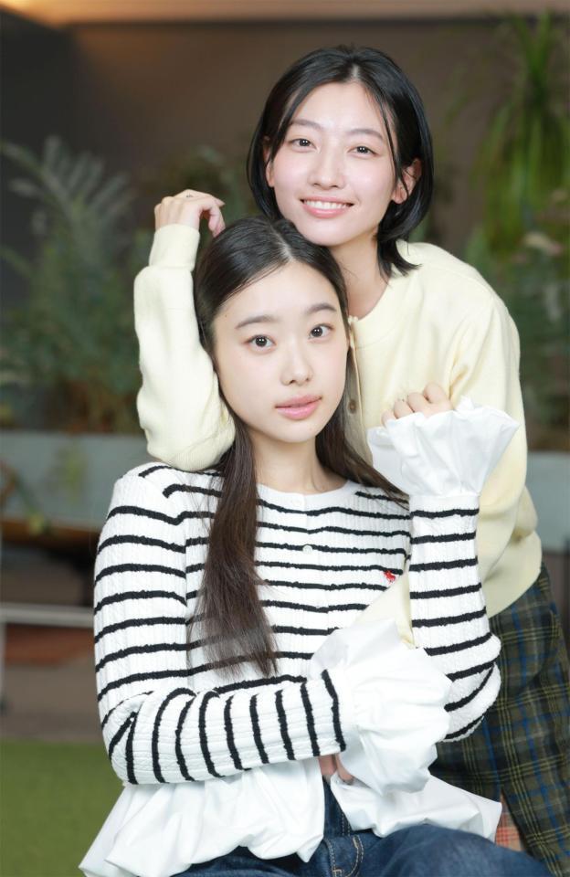 仲良くＷ主演を務める川島鈴遥（上）と倉沢杏菜（撮影・金田祐二）