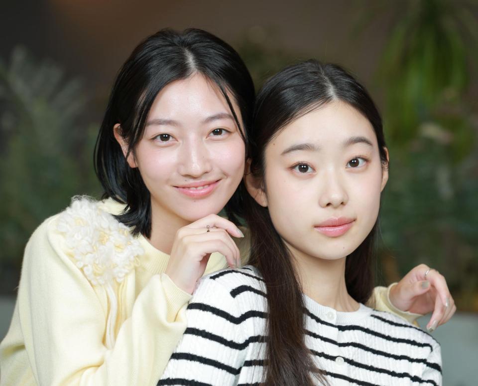 仲良くＷ主演を務める川島鈴遥（左）と倉沢杏菜（撮影・金田祐二）