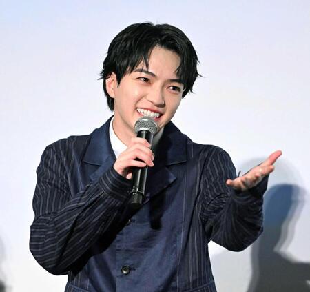 笑顔でトークする西畑大吾（撮影・堀内翔）