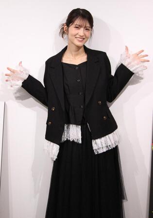 ポーズを決める若月佑美