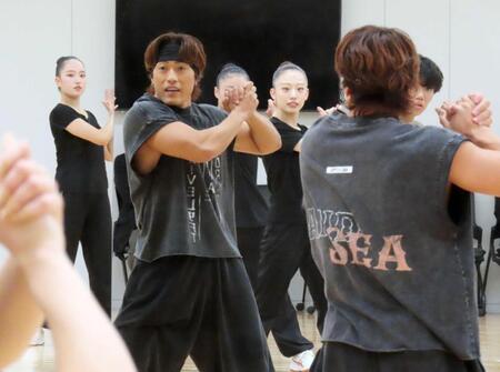 東京女子体育大学のダンス部、新体操部の生徒らにワークショップを行った中務裕太