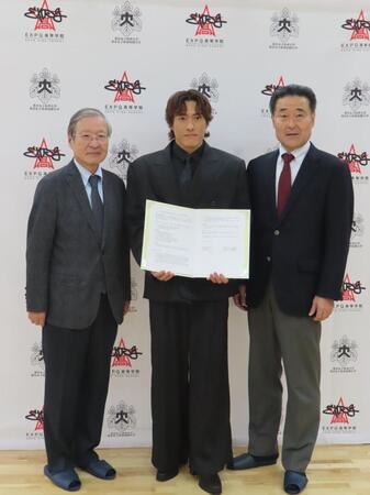 高大連携協定を結んだ（左から）東京女子体育大学・樋口修資理事長、ＧＥＮＥＲＡＴＩＯＮＳ・中務裕太、東京女子体育大学・若山章信学長