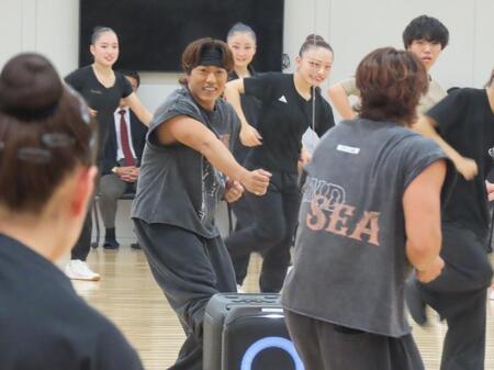 東京女子体育大学のダンス部、新体操部の生徒らにワークショップを行うＧＥＮＥＲＡＴＩＯＮＳ・中務裕太