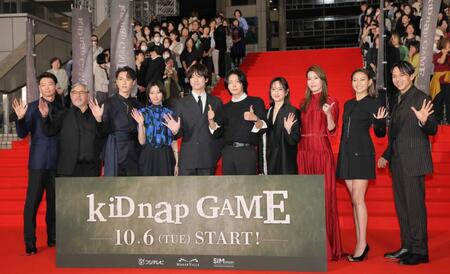 手を振る（左から）笠松将、ジョエル・トーレ、スタンリー・ヤウ、岡崎紗絵、坂口健太郎、イ・ジュンギ、アリス・クー、キャリー・ウォン、プレーオ・ナルポーンカモン・チャイセーン、満島真之介（撮影・吉澤敬太）