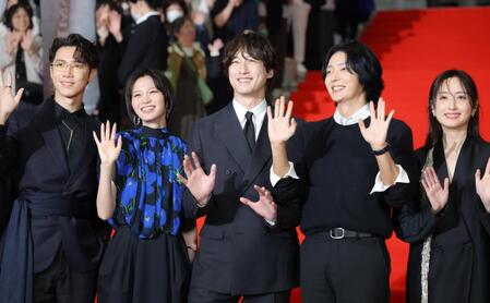 手を振る（左から）スタンリー・ヤウ、岡崎紗絵、坂口健太郎、イ・ジュンギ、アリス・クー（撮影・吉澤敬太）