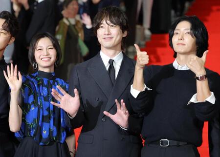 手を振る（左から）岡崎紗絵、坂口健太郎、イ・ジュンギ（撮影・吉澤敬太）