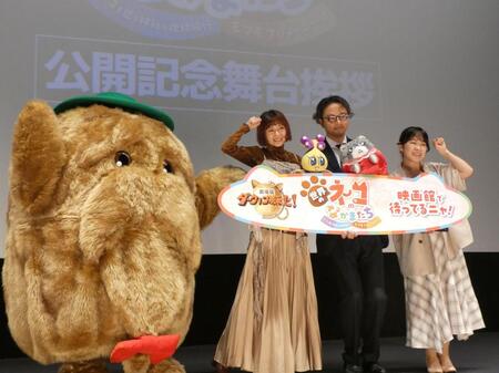 舞台あいさつを行った水瀬いのり（左から２人目）