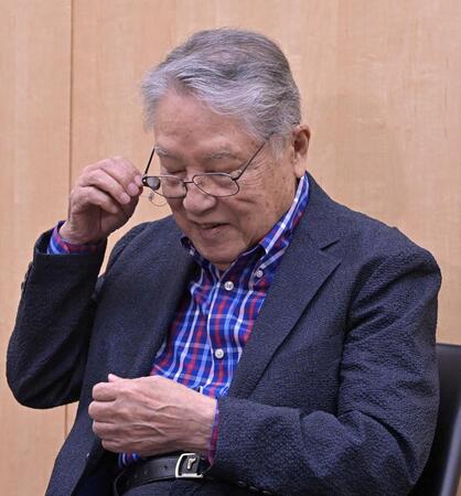 一度外した補聴器を再度取り付ける伊東四朗＝文化放送（撮影・持木克友）