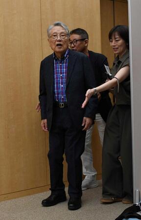 集まった報道陣に驚く伊東四朗＝文化放送（撮影・持木克友）