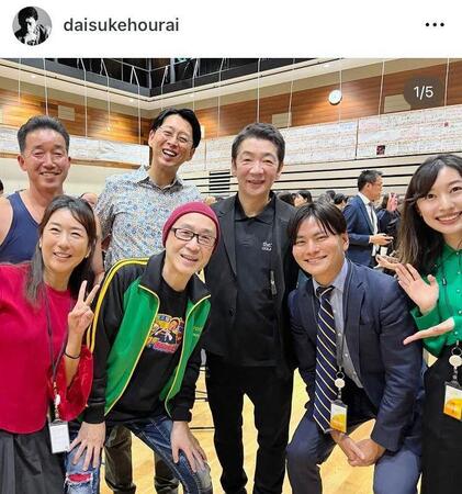 藤村リポーター（前列左から２人目）らと「ミヤネ屋」最終回放送後に。蓬莱大介さんのインスタグラム＠ｄａｉｓｕｋｅｈｏｕｒａｉより