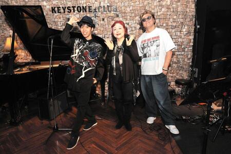 デビュー記念ライブを行った穴水佑輔（左）と丸山圭子（中）、サトウレイ