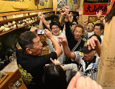優勝に向けて盛り上がる立ち呑み酒場「おかげさん」に集まった阪神ファン＝東京・神田（撮影・堀内翔）