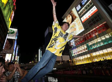 阪神の優勝が決まり道頓堀に飛び込むファン（写真は一部加工してあります）
