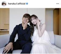 結婚を発表した久保建英選手（左）と福原遥。福原遥の公式インスタグラム（ｈａｒｕｋａ．ｆ．ｏｆｆｉｃｉａｌ）から