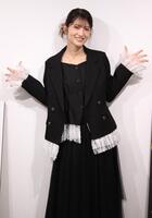 ポーズを決める若月佑美