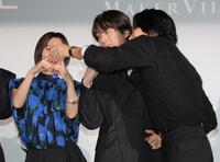 イ・ジュンギ（右）にハートの作り方を教えてもらう岡崎紗絵（左）と坂口健太郎（撮影・吉澤敬太）