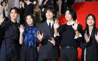 手を振る（左から）スタンリー・ヤウ、岡崎紗絵、坂口健太郎、イ・ジュンギ、アリス・クー（撮影・吉澤敬太）