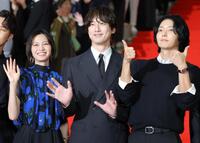 手を振る（左から）岡崎紗絵、坂口健太郎、イ・ジュンギ（撮影・吉澤敬太）