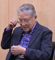 一度外した補聴器を再度取り付ける伊東四朗＝文化放送（撮影・持木克友）