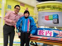 藤村幸司リポーター（左）＝１５年撮影